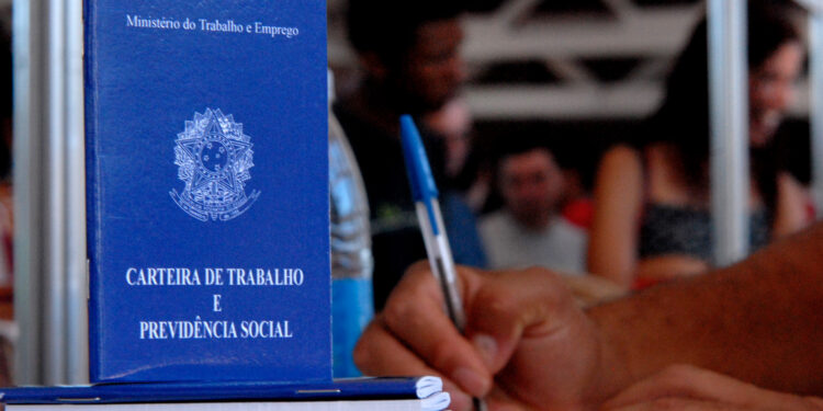 Salário mínimo de 2026: valor de R$ 1.621 e impactos no orçamento